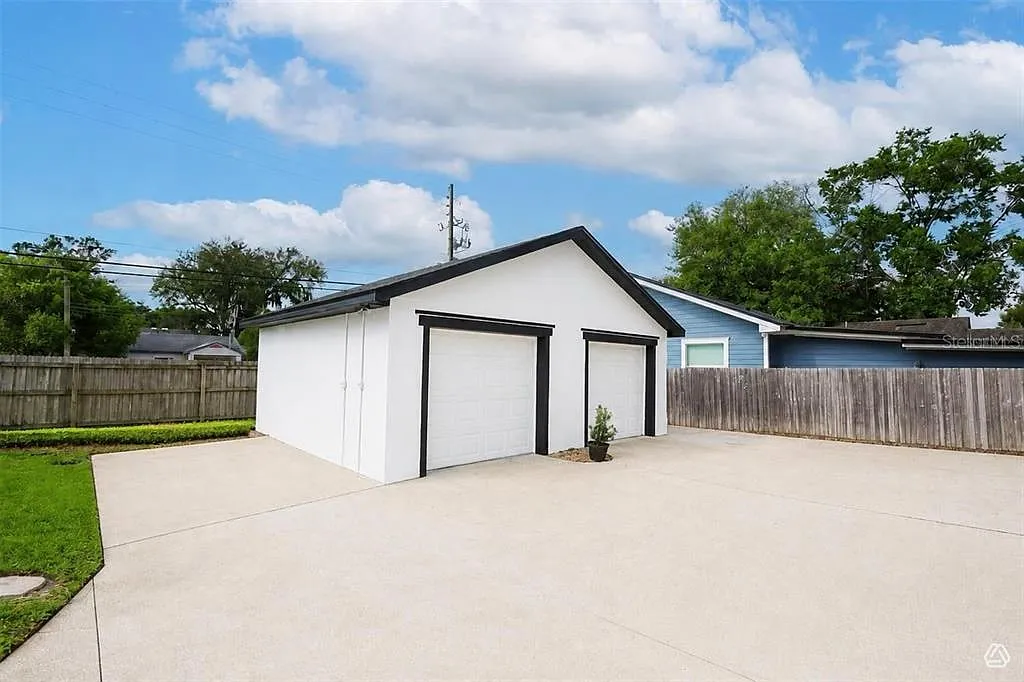 3 bed, 3.0 bath, 1330 sqft, $3,100 — Photo 2