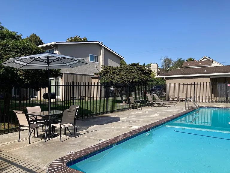 Del Prado Apts — Photo 11