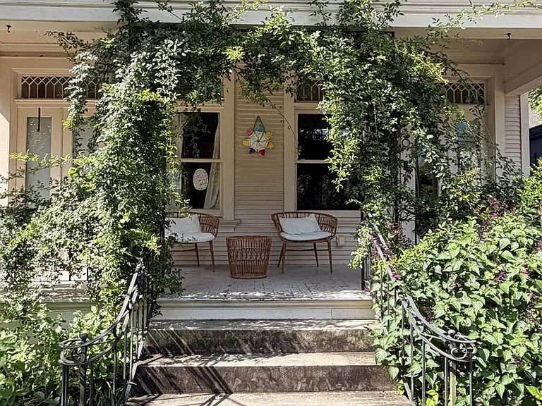 Gorgeous Two Story 3BD/2.5BA w/ Private Fenced in Backyard — Photo 3