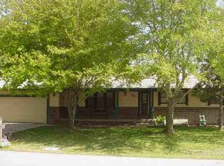 2 Weatherly Ct, Valley Center, KS 67147