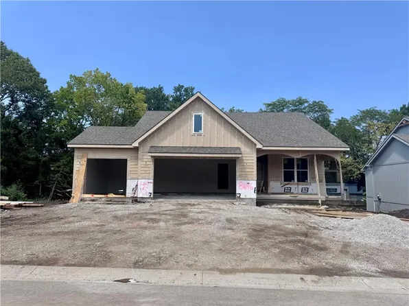 8646 Eagle Creek Dr, De Soto, KS 66018