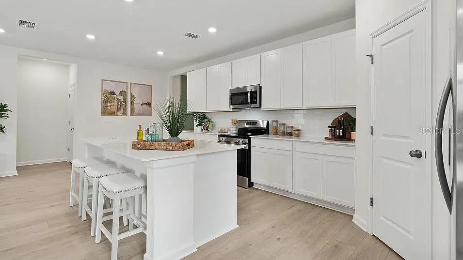 3 bed, 2.0 bath, 1825 sqft, $2,200 — Photo 3