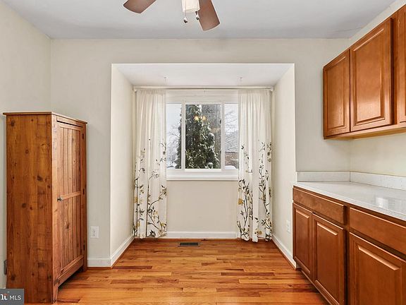 3rd image of 302 Giles Pl