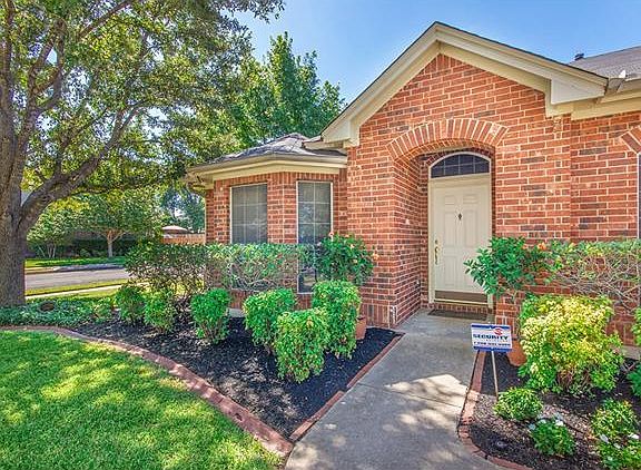 3rd image of 2600 Goldfinch Dr