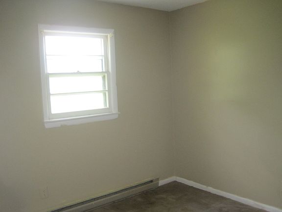 4th image of 974 Village Cir