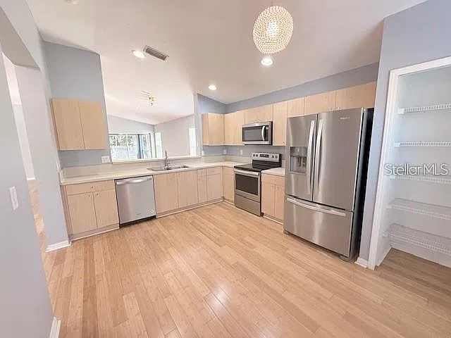 4 bed, 2.0 bath, 1728 sqft, $2,500 — Photo 4
