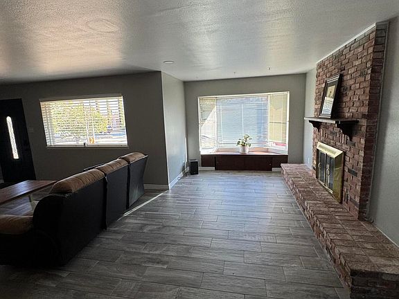 3rd image of 3501 Diamond Dr