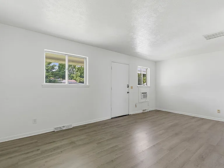 1017 W Washita St — Photo 8