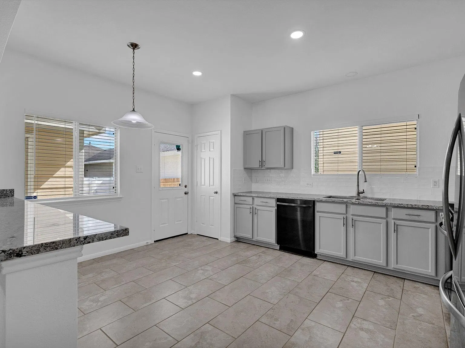4 bed, 2.5 bath, 2080 sqft, $2,300 — Photo 4