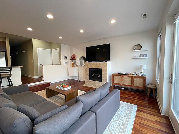 3rd image of 1240 N Milwaukee Ave #2