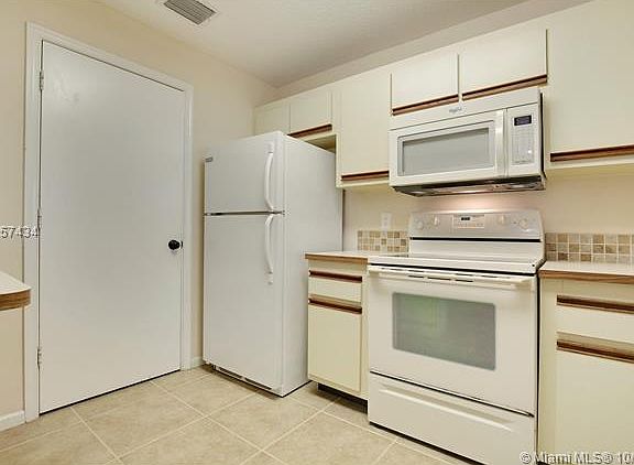 5th image of 2205 Discovery Cir W Unit 2205