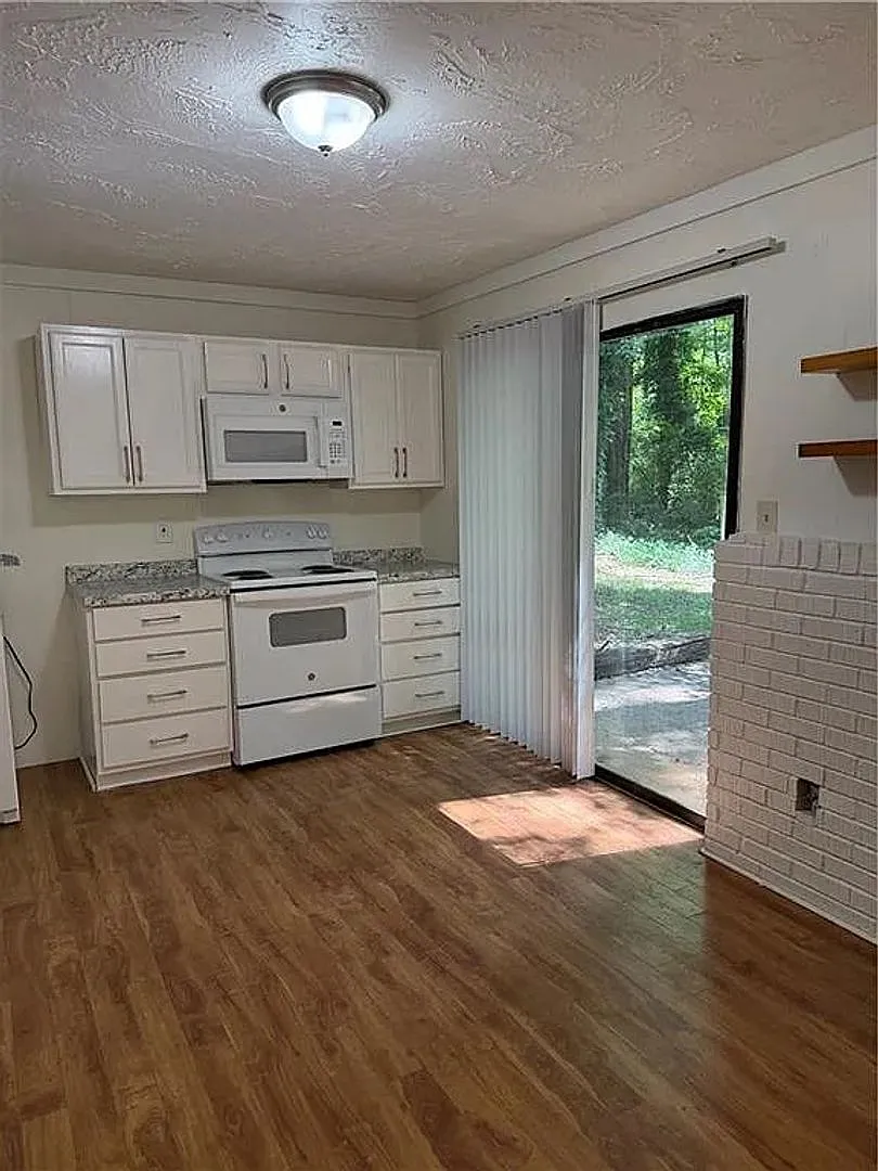 Room in 2 Bedroom Home at Wedgewood Dr — Photo 2