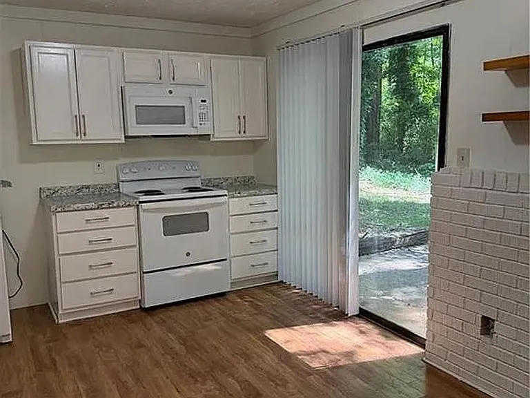 721 Wedgewood Dr #B — Photo 2