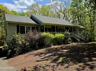 807 E Spur Ct, Hawley, PA 18428