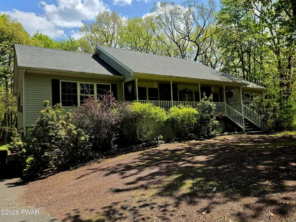 807 E Spur Ct, Hawley, PA 18428