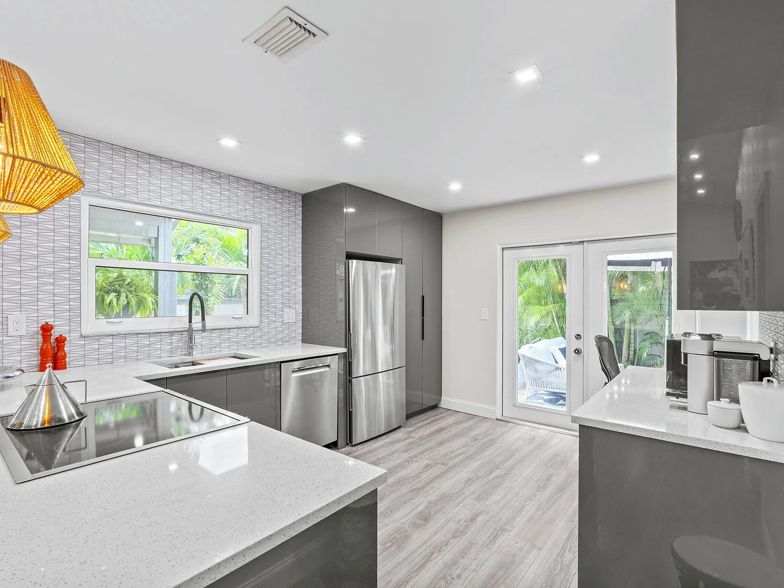 2 bed, 2.0 bath, 1231 sqft, $7,000 — Photo 2