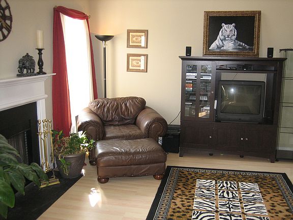 2 story Great Rm with wood burning Fireplace