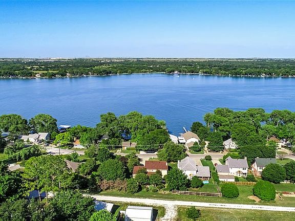 3rd image of 1113 W Lake Dr