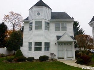 25 Ridgewood Dr #25, Wantagh, NY 11793