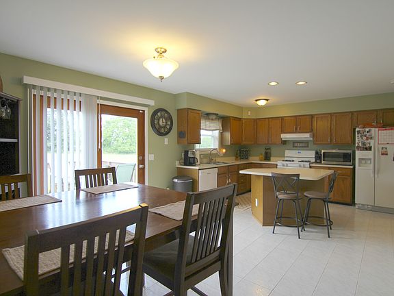 2nd image of 814 Vivian Ln