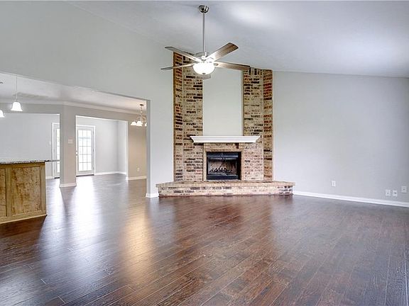 3rd image of 2613 Sprucewood Ln