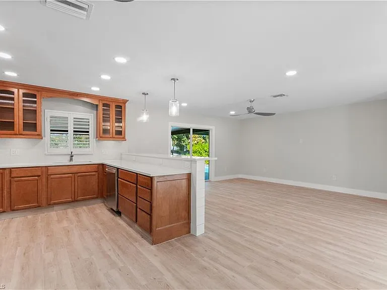54 Liberty Ln — Photo 9