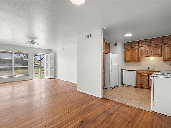 2nd image of 505 SE Greystone Ave