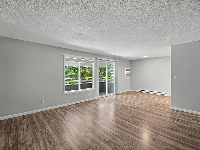 River Court Apartments - Updated Units With A View! — Photo 11