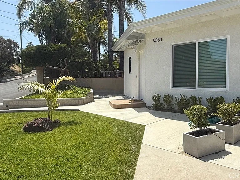 9353 Crystal View Dr — Photo 1