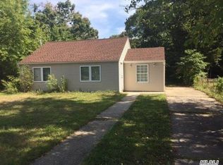 27 Church St, Central Islip, NY 11722