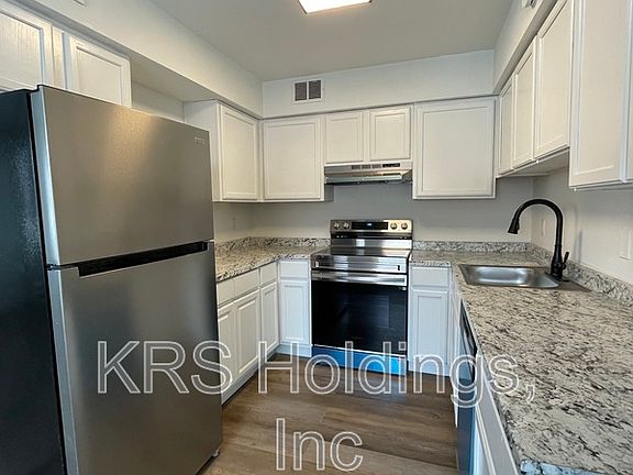 3rd image of 471 Fort Worth Ave APT C2
