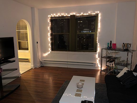 2nd image of 1211 N La Salle St #1903