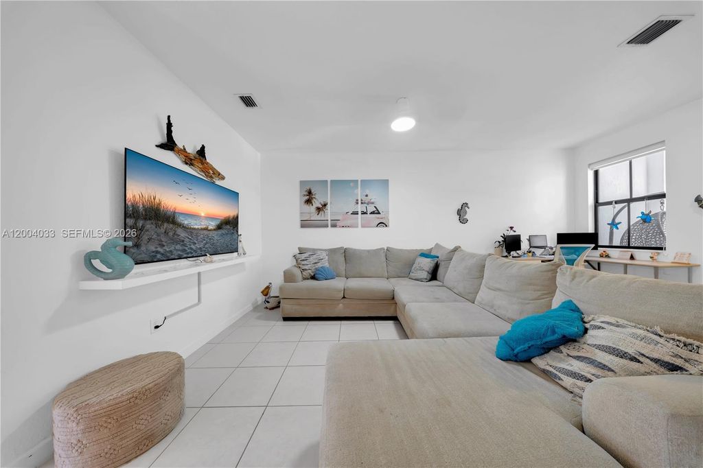 Apartment in Miami - More