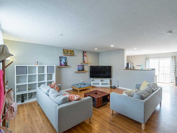 4th image of 366 Douglasfir Dr
