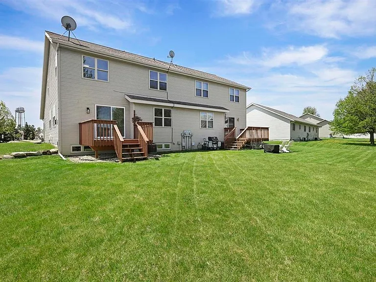 640 Tower Dr #1 — Photo 32