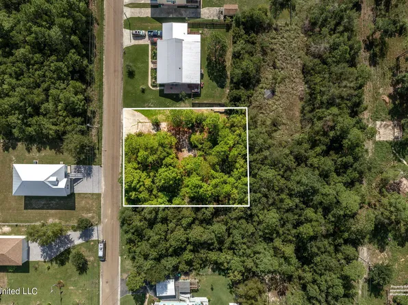 129 Lafitte Dr, Waveland, MS 39576