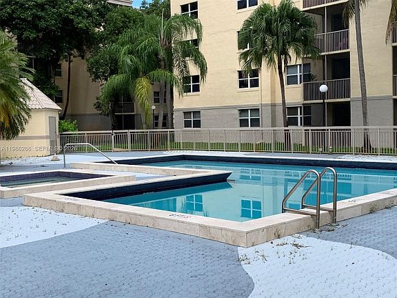 2nd image of 8215 Lake Dr #201
