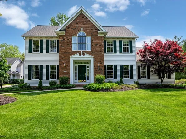 8970 Woodstone Dr, Brecksville, OH 44141