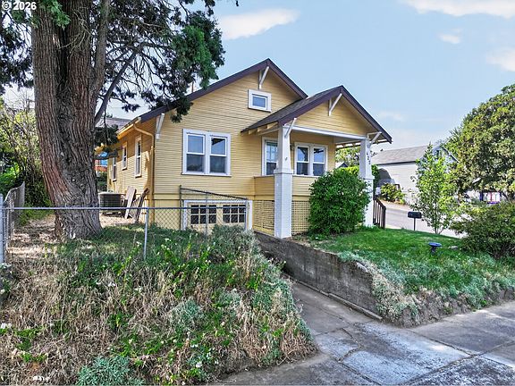 3rd image of 422 W 11th St