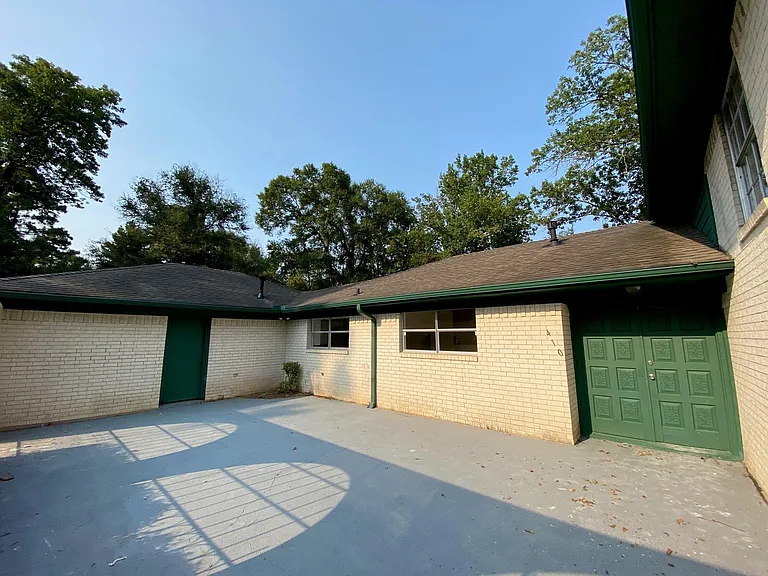 410 Cordell Dr — Photo 2