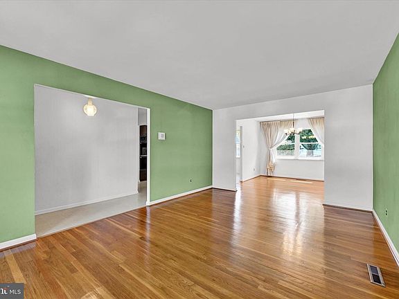 3rd image of 10140 Charington Rd