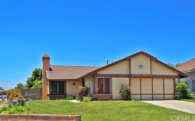 Lovely single-story home on a cul-de-sac with a mountain view