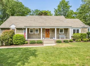 2 Rall Ct, Roseland, NJ 07068