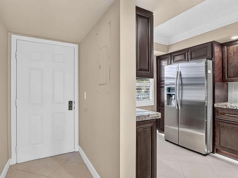 6061 Balboa Cir #206 — Photo 4