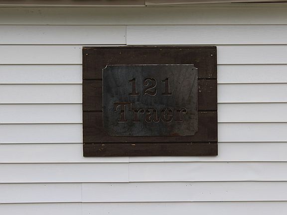 2nd image of 121 N Traer St
