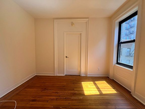 3rd image of 115 Washington Pl APT 22