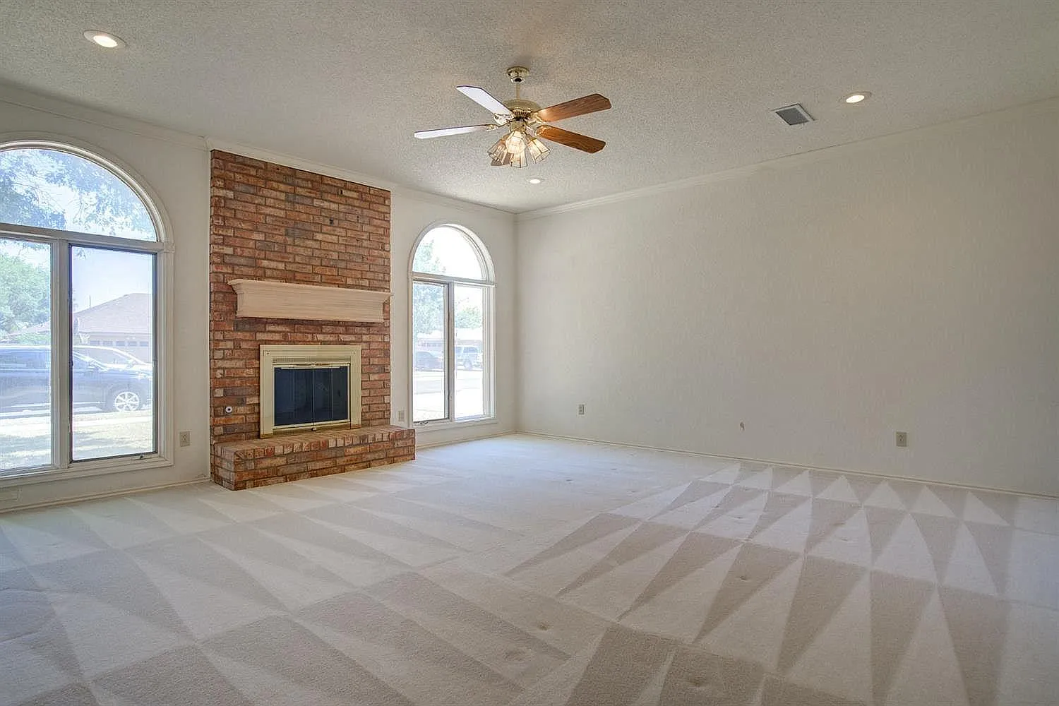 3 bed, 2160 sqft, $1,999 — Photo 3