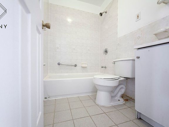 3rd image of 167 Hart St #4