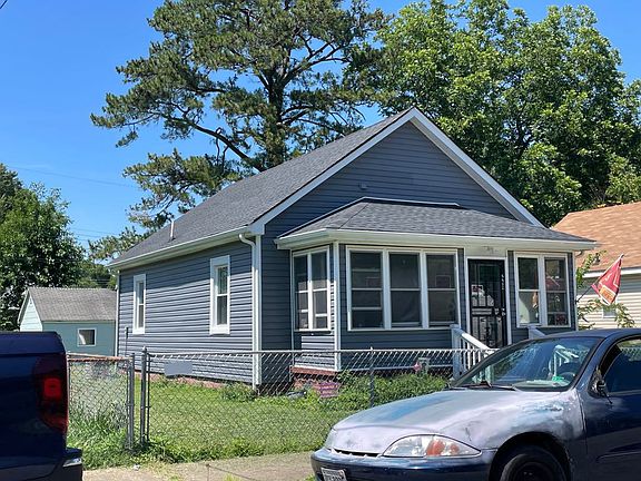 2nd image of 2209 Richmond St
