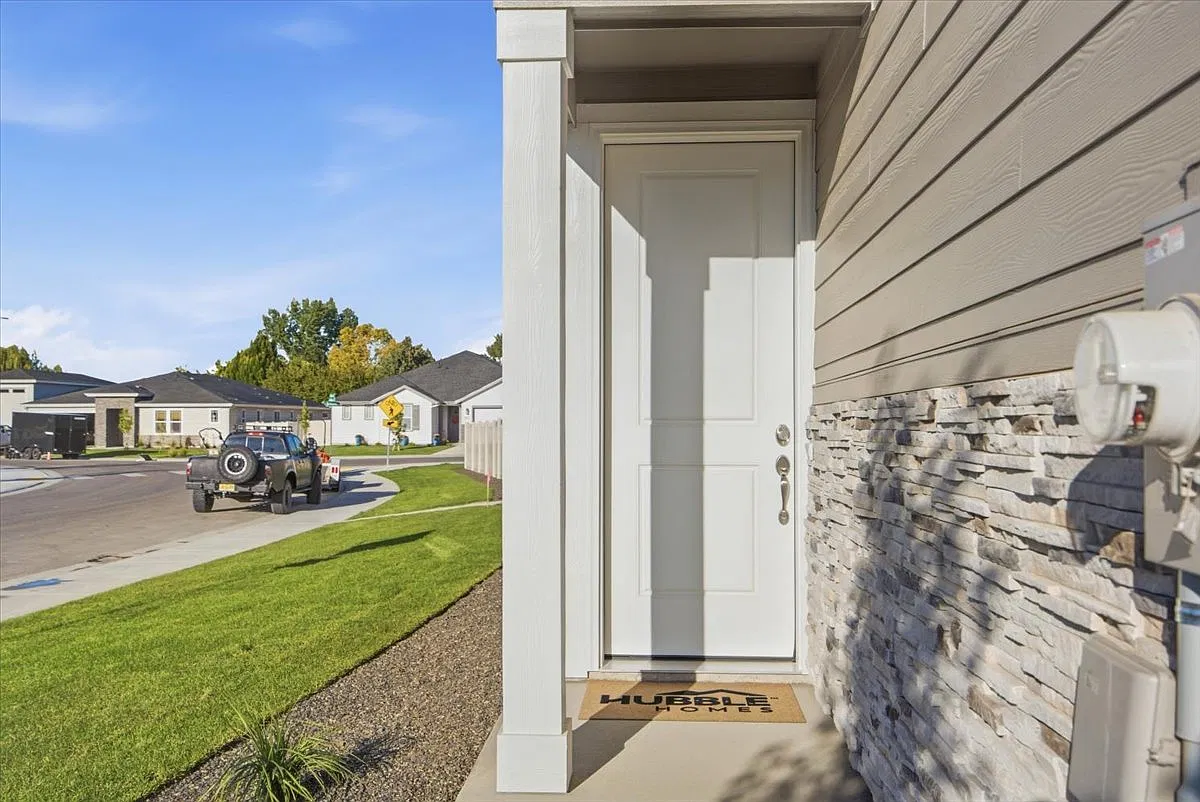 3 bed, 2.5 bath, 1742 sqft, $2,595 — Photo 3